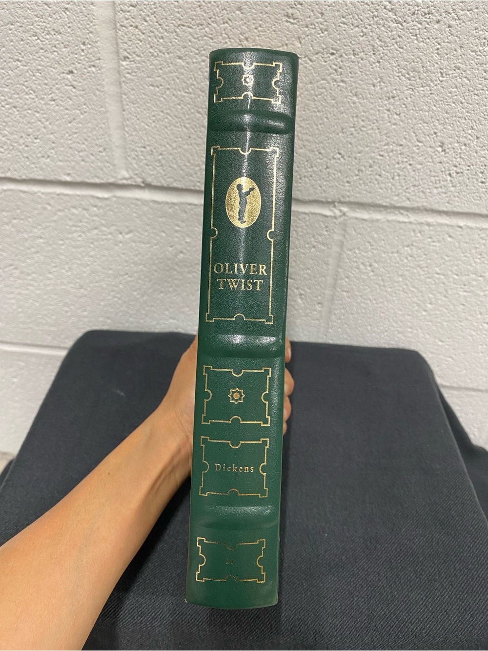 Charles Dickens Oliver Twist Collectible Green Hardcover | Gilt Edges - Picture 4 of 10